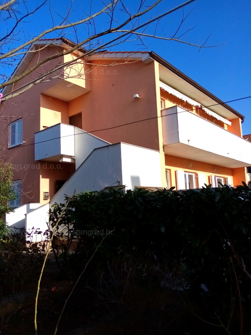 Krk, družinska hiša z dvema apartmajema in pogledom na morje!