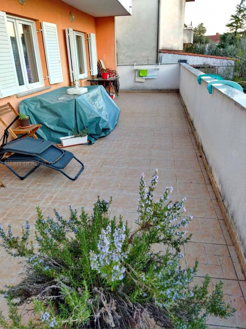 Krk, družinska hiša z dvema apartmajema in pogledom na morje!