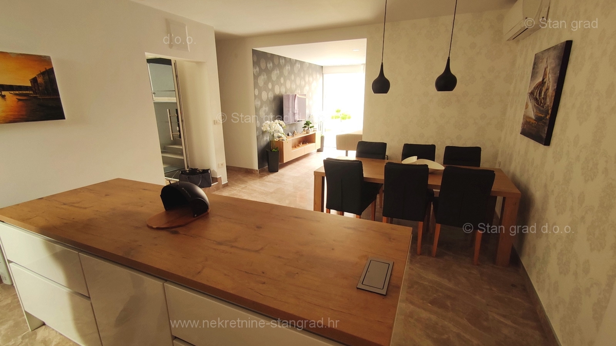 Njivice, moderno opremljeno stanovanje v neposredni bližini plaže, prodamo!