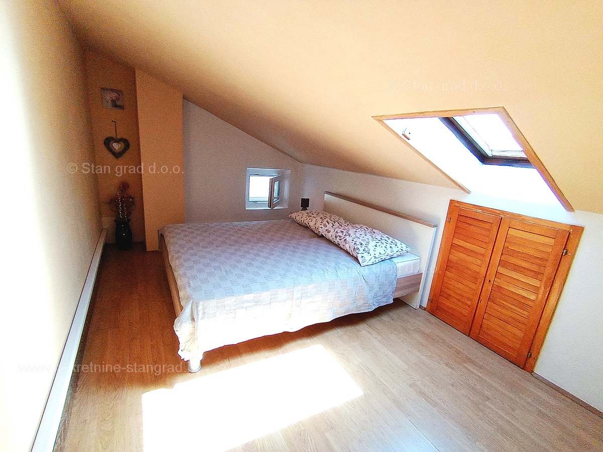 Baška, dvoetažni apartma, druga vrsta do morja!