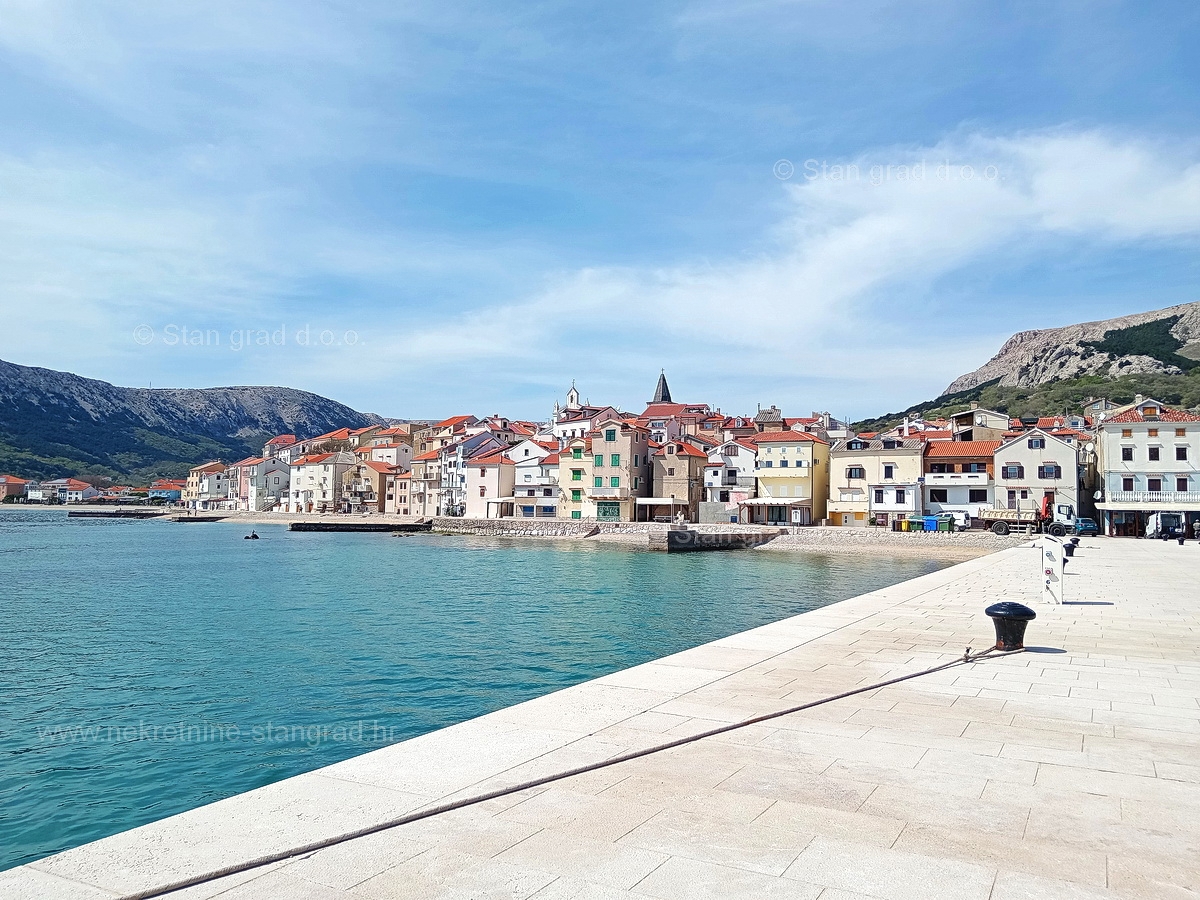 Baška, dvoetažni apartma, druga vrsta do morja!