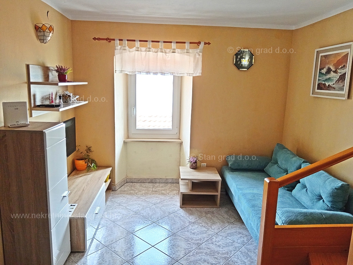 Baška, dvoetažni apartma, druga vrsta do morja!