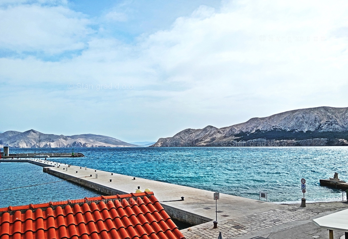 Baška, dvoetažni apartma, druga vrsta do morja!