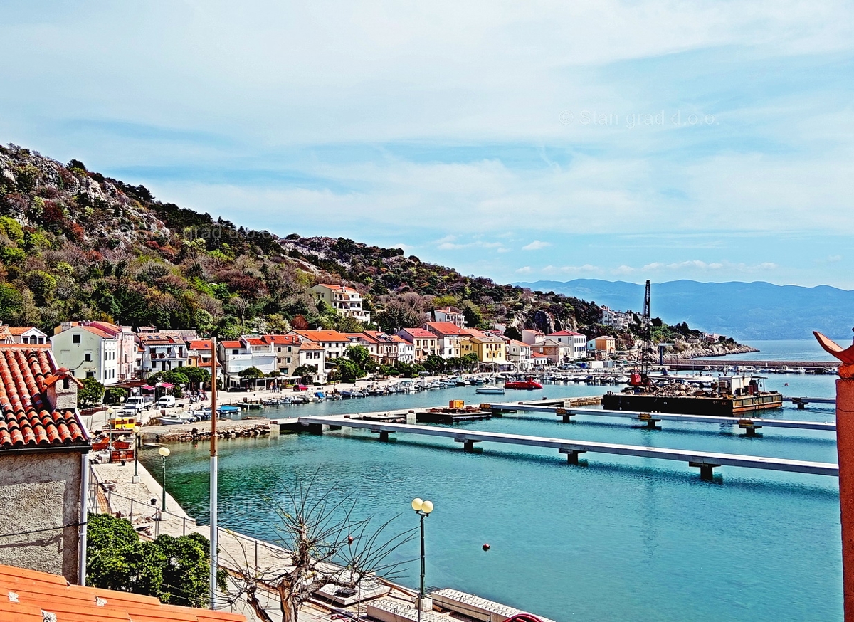 Baška, dvoetažni apartma, druga vrsta do morja!