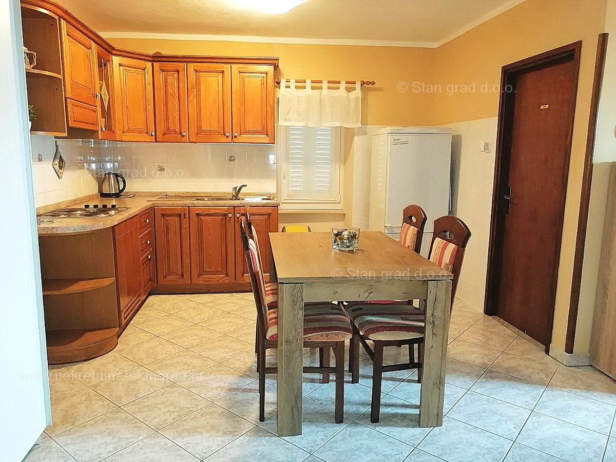 Baška, dvoetažni apartma, druga vrsta do morja!