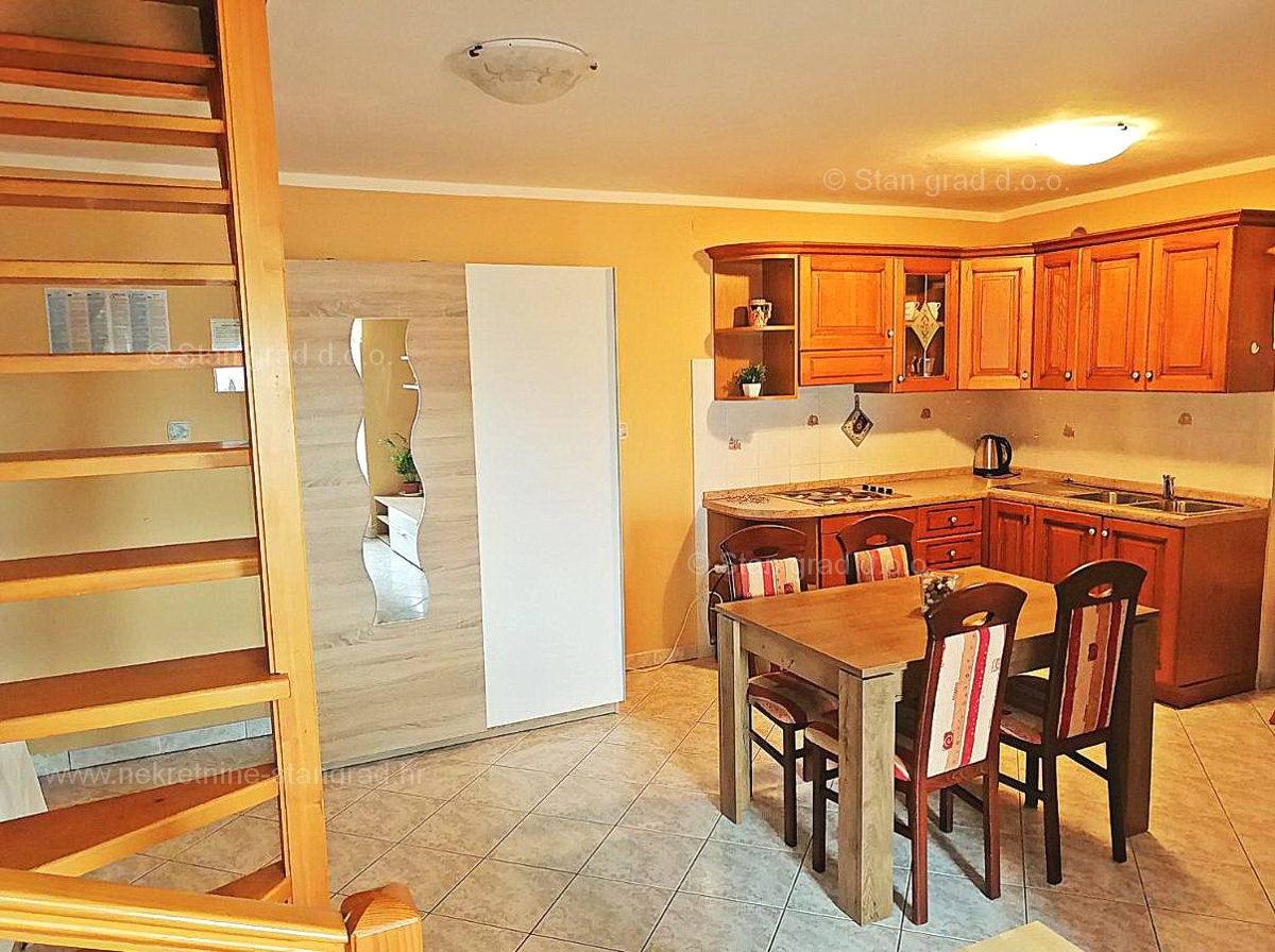 Baška, dvoetažni apartma, druga vrsta do morja!