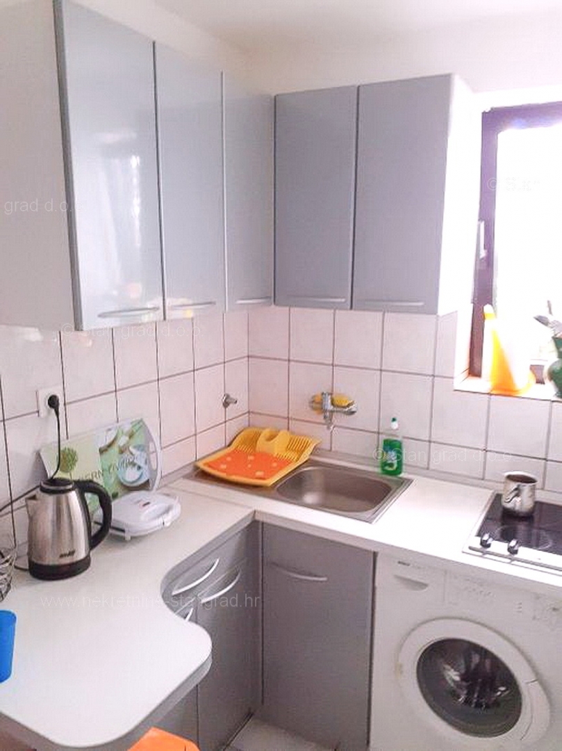 Malinska, lepo urejen apartma v pritličju na odlični lokaciji!