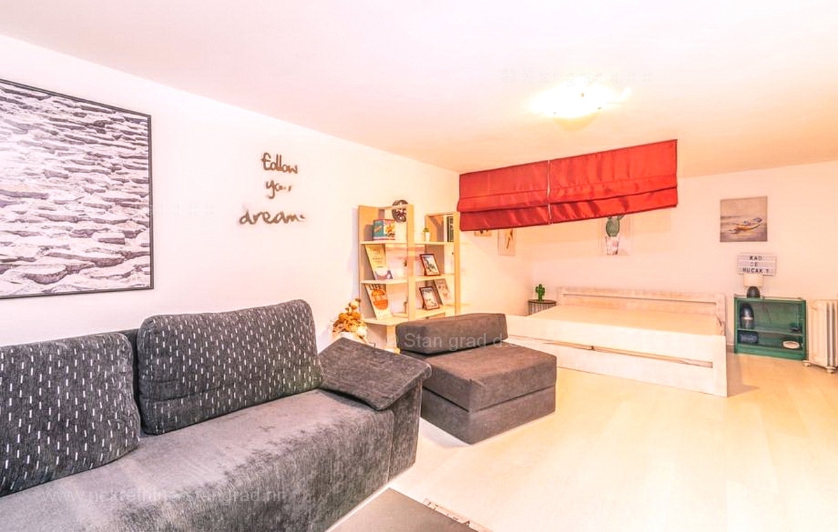 Malinska, lepo urejen apartma v pritličju na odlični lokaciji!