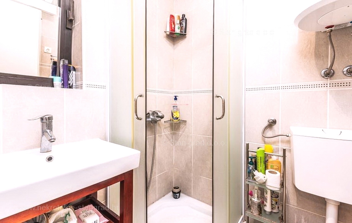 Malinska, lepo urejen apartma v pritličju na odlični lokaciji!