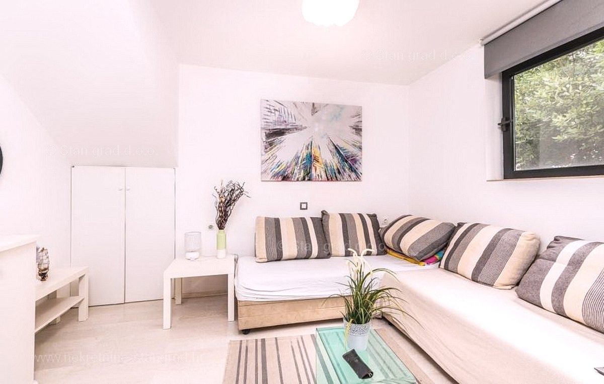 Malinska, lepo urejen apartma v pritličju na odlični lokaciji!