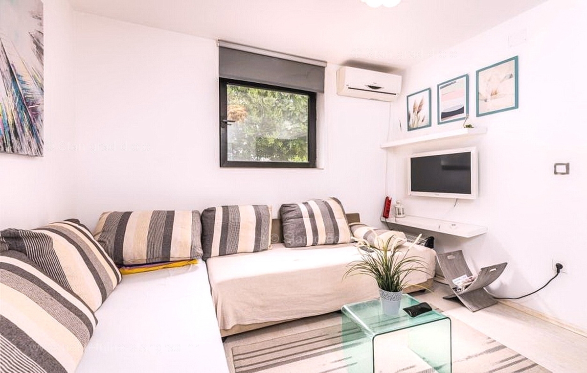 Malinska, lepo urejen apartma v pritličju na odlični lokaciji!