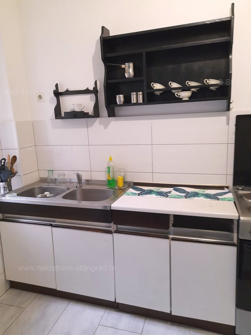 Crikvenica, apartma v pritličju, druga vrsta do morja! Priložnost!