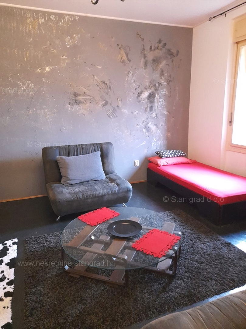 Crikvenica, apartma v pritličju, druga vrsta do morja! Priložnost!