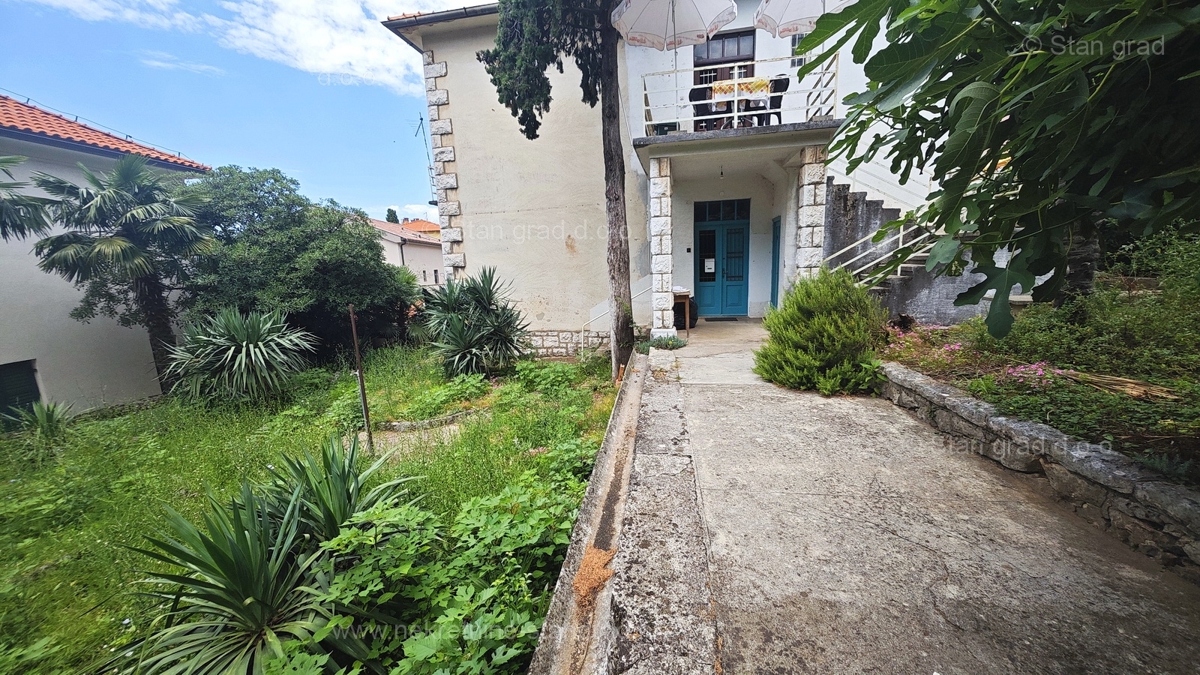 Crikvenica, apartma v pritličju, druga vrsta do morja! Priložnost!