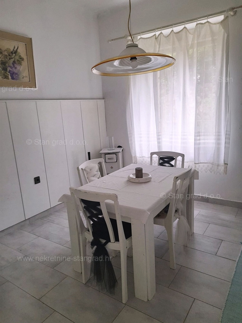 Crikvenica, apartma v pritličju, druga vrsta do morja! Priložnost!