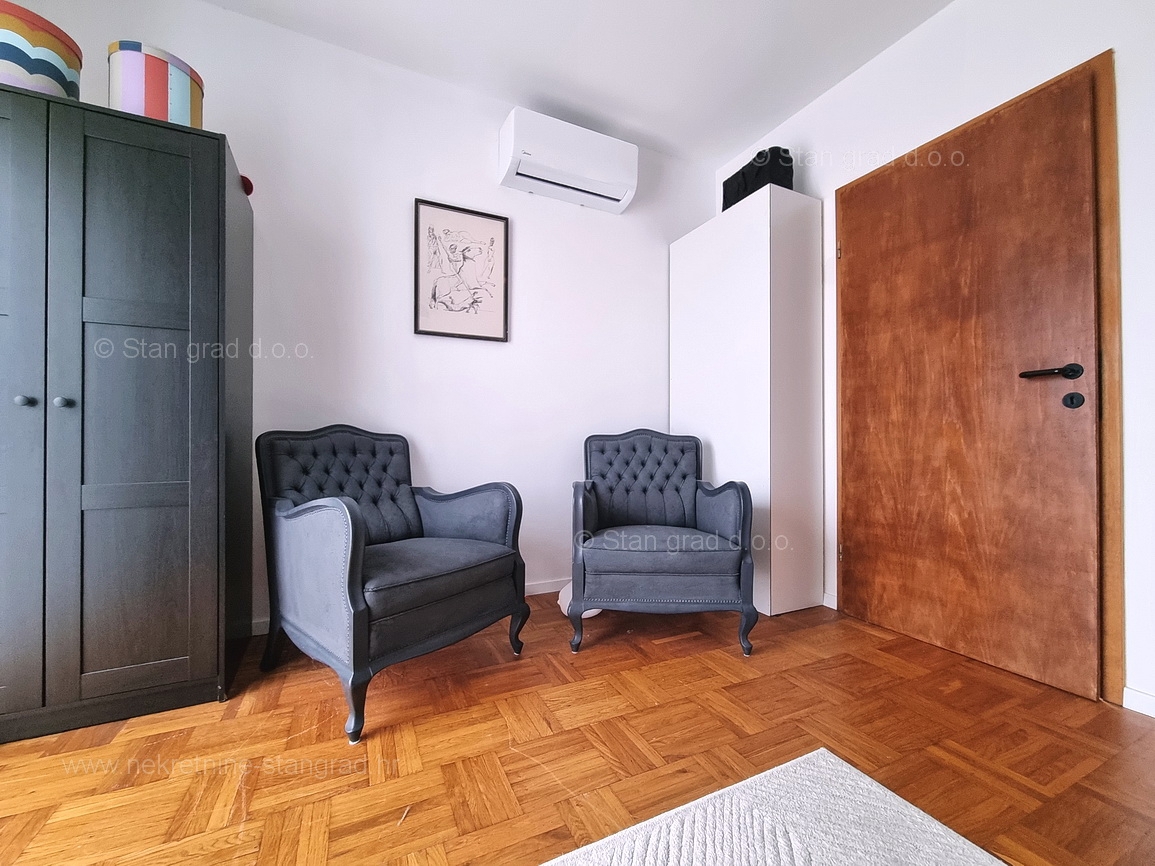 Malinska, opremljena samostojna hiša s 3 apartmaji!