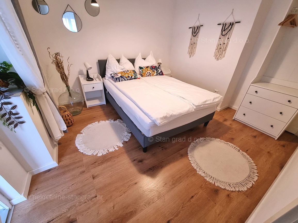 Malinska, opremljena samostojna hiša s 3 apartmaji!