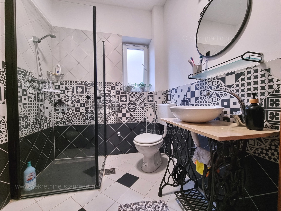 Malinska, opremljena samostojna hiša s 3 apartmaji!