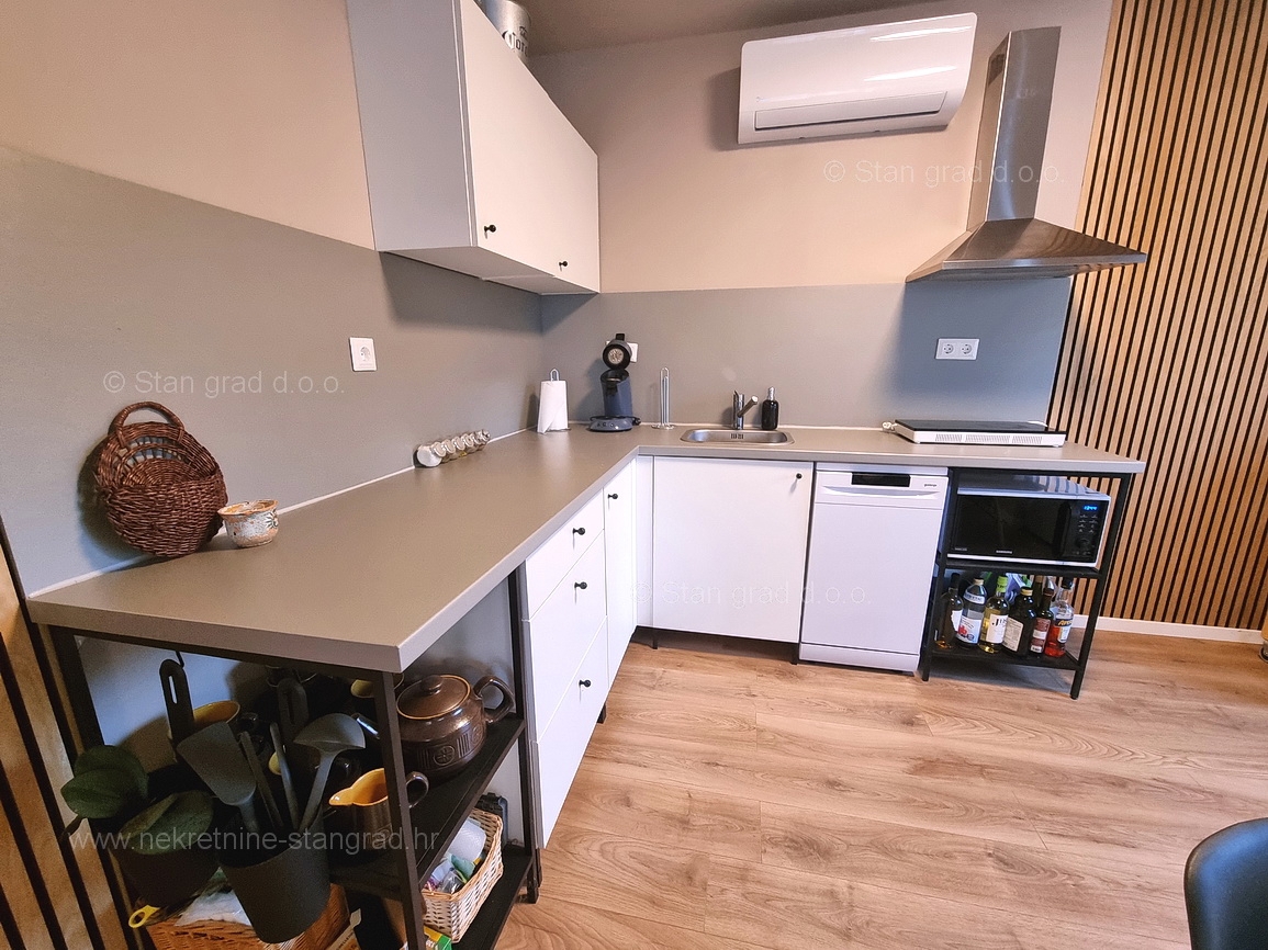 Malinska, opremljena samostojna hiša s 3 apartmaji!