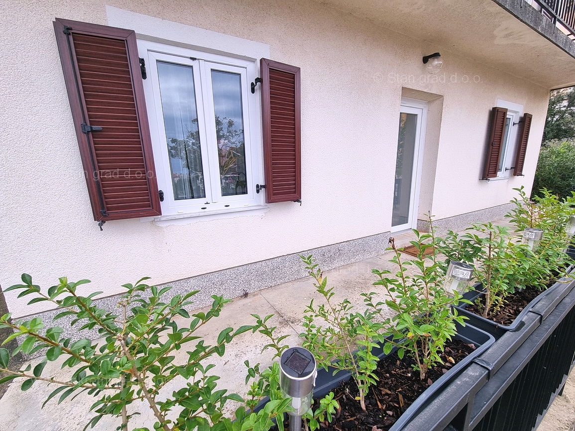 Malinska, opremljena samostojna hiša s 3 apartmaji!