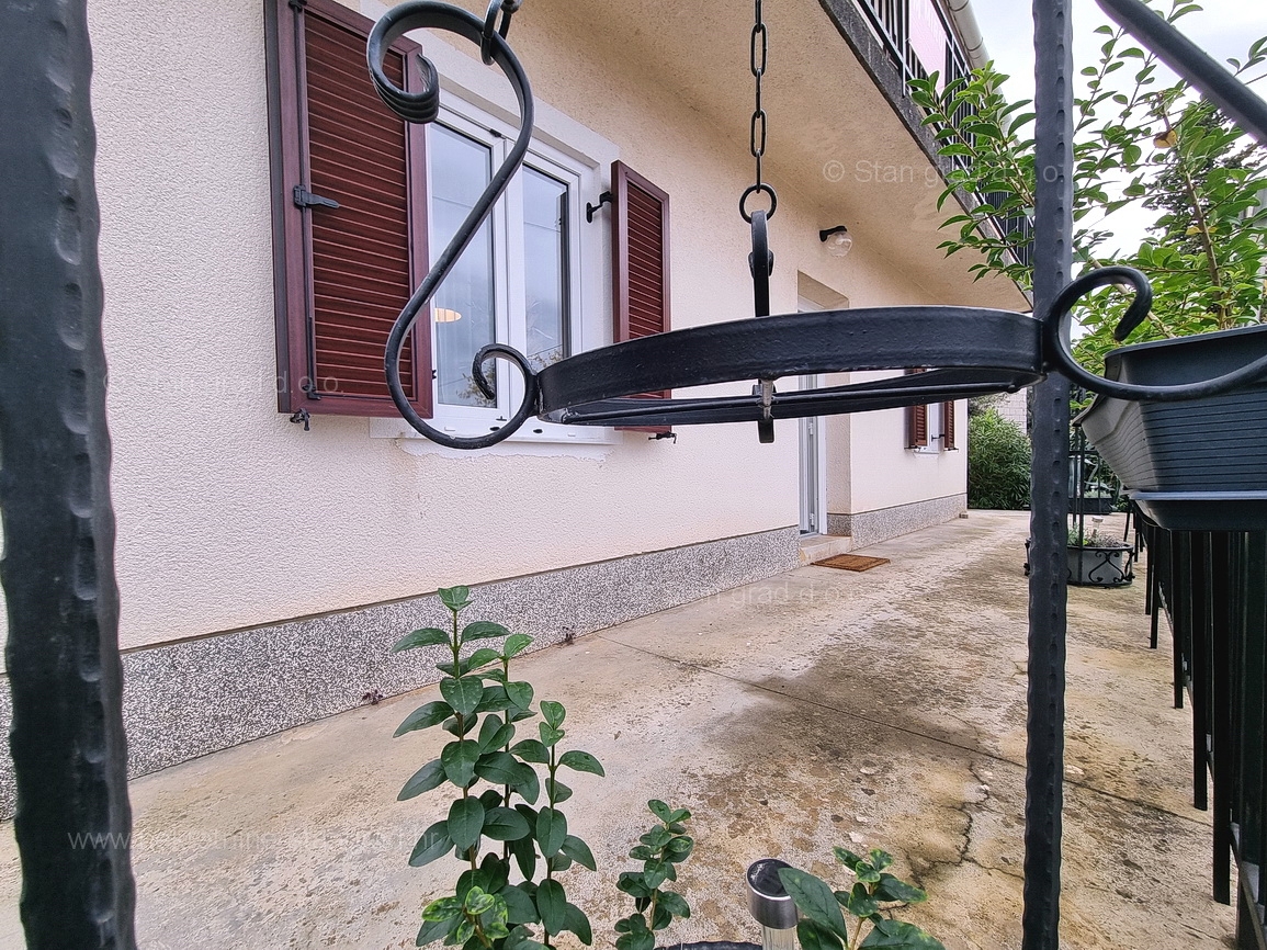 Malinska, opremljena samostojna hiša s 3 apartmaji!