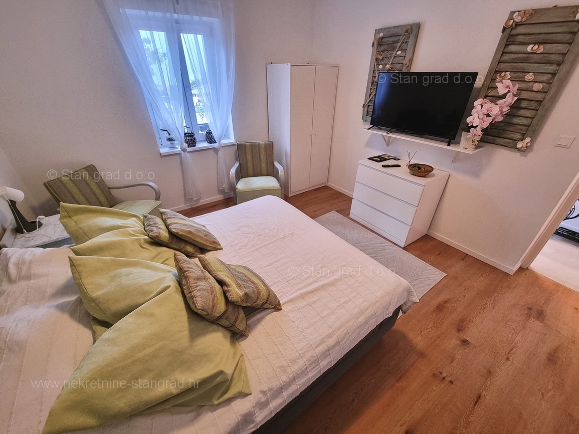 Malinska, opremljena samostojna hiša s 3 apartmaji!
