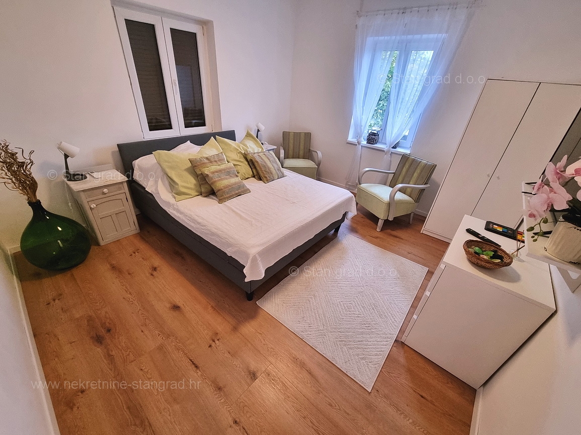Malinska, opremljena samostojna hiša s 3 apartmaji!