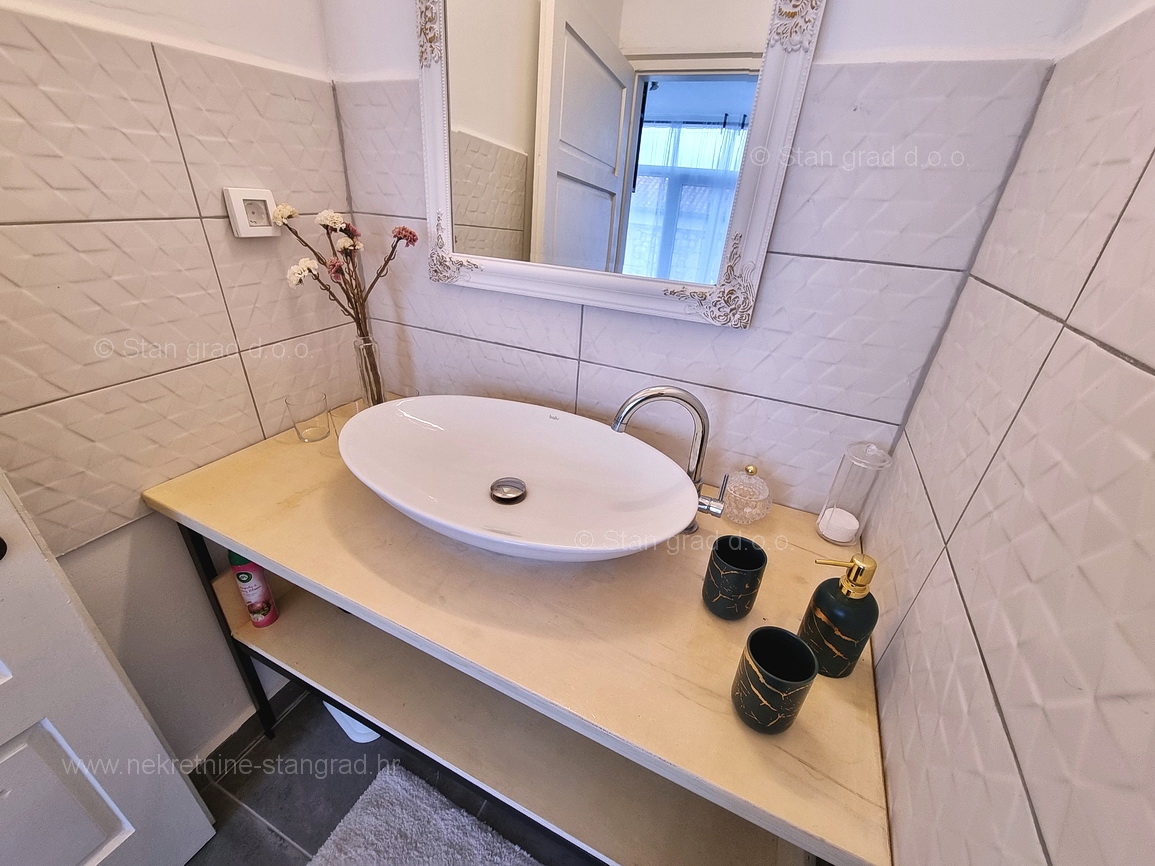 Malinska, opremljena samostojna hiša s 3 apartmaji!