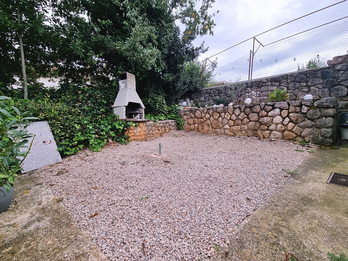 Malinska, opremljena samostojna hiša s 3 apartmaji!