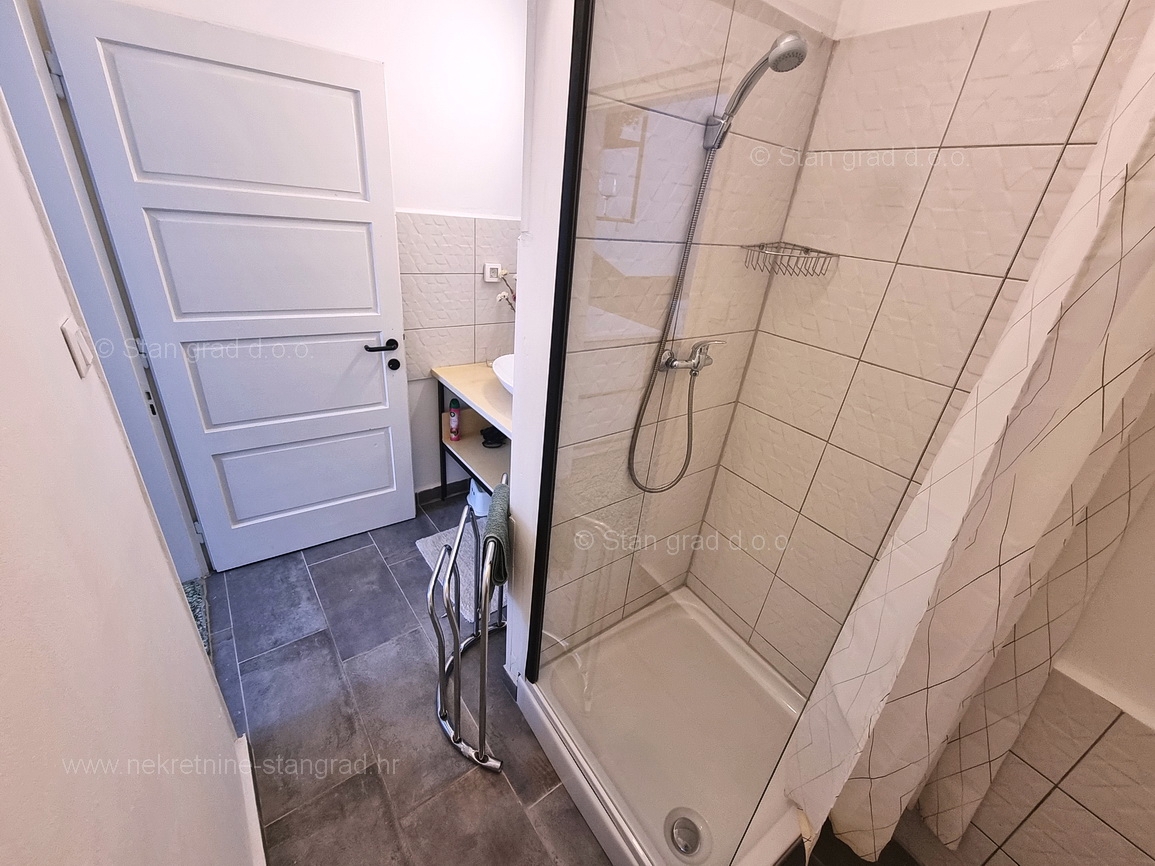 Malinska, opremljena samostojna hiša s 3 apartmaji!