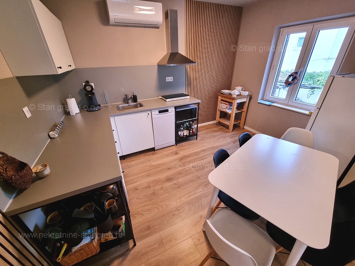 Malinska, opremljena samostojna hiša s 3 apartmaji!