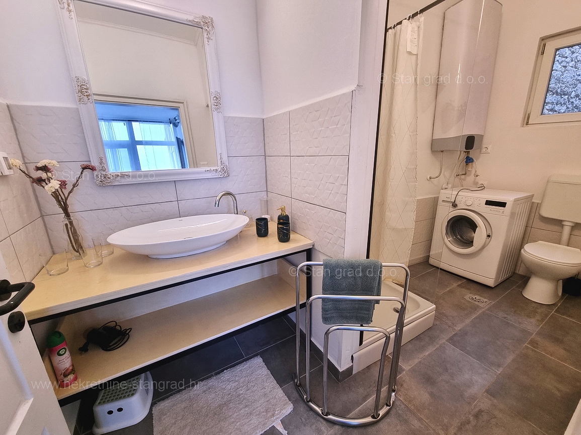 Malinska, opremljena samostojna hiša s 3 apartmaji!
