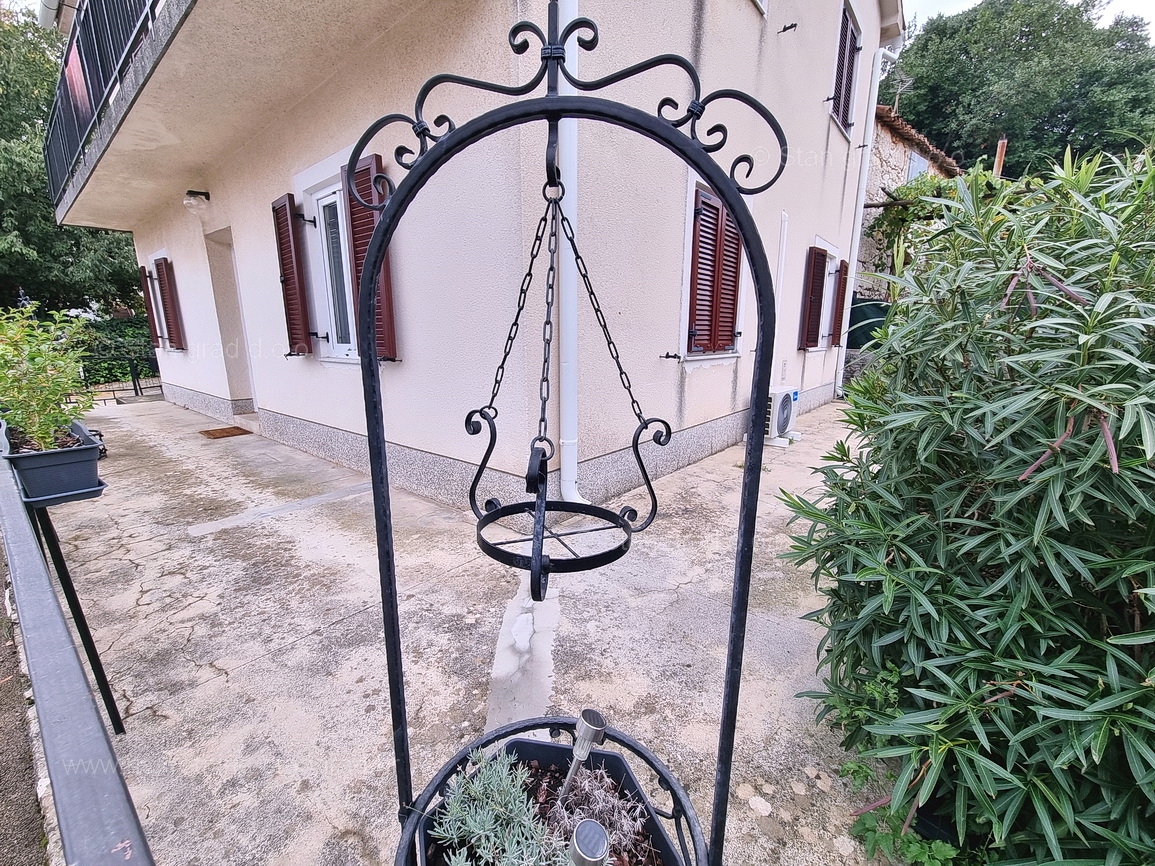 Malinska, opremljena samostojna hiša s 3 apartmaji!