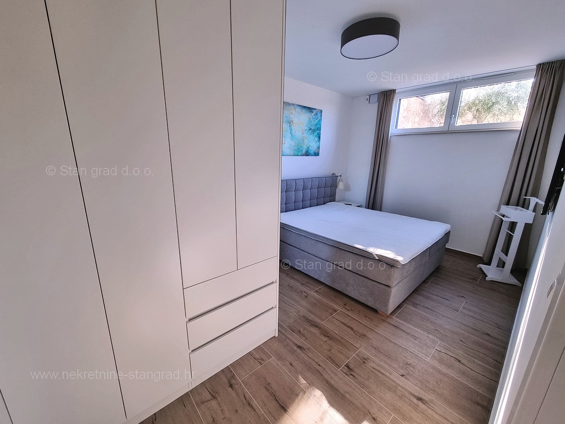 Njivice, dvonadstropni apartma z vrtom in bazenom!