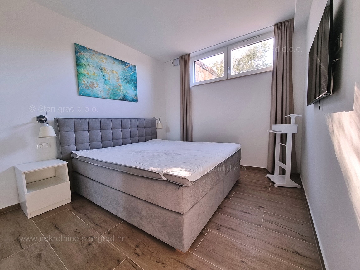 Njivice, dvonadstropni apartma z vrtom in bazenom!