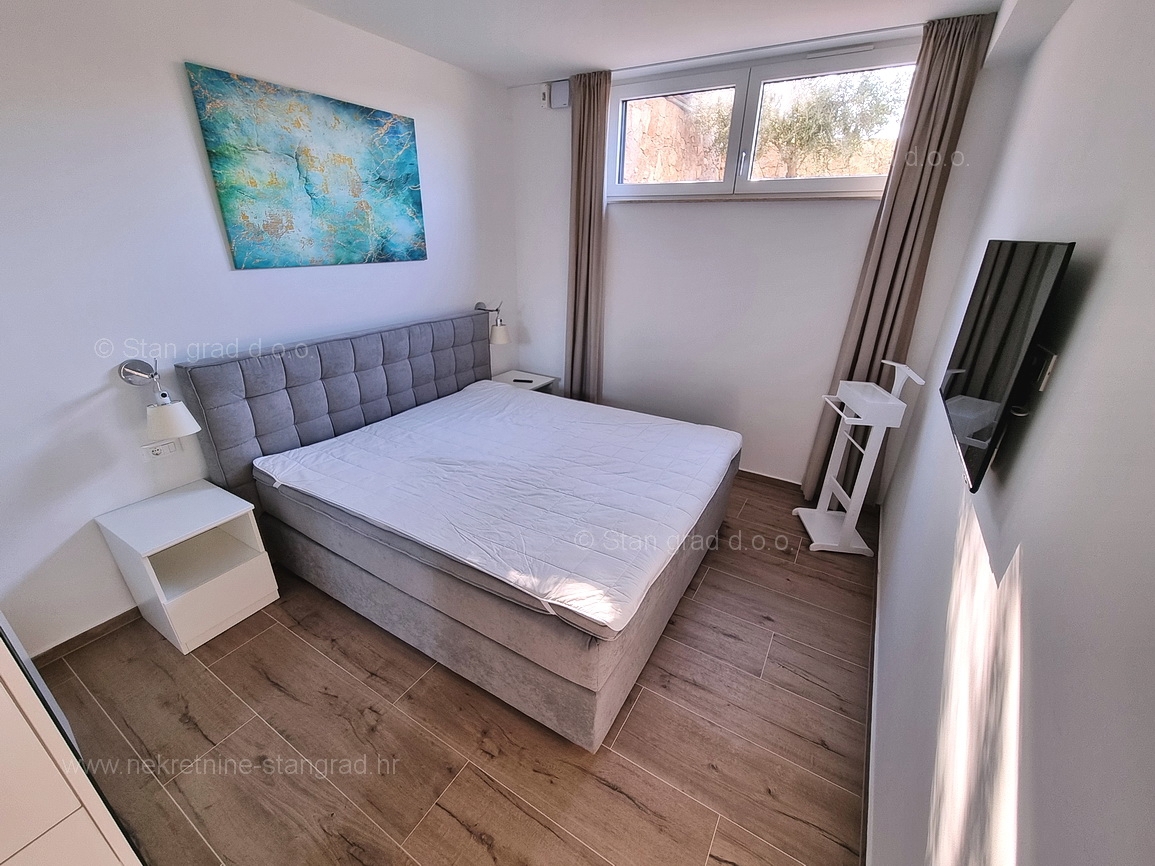 Njivice, dvonadstropni apartma z vrtom in bazenom!