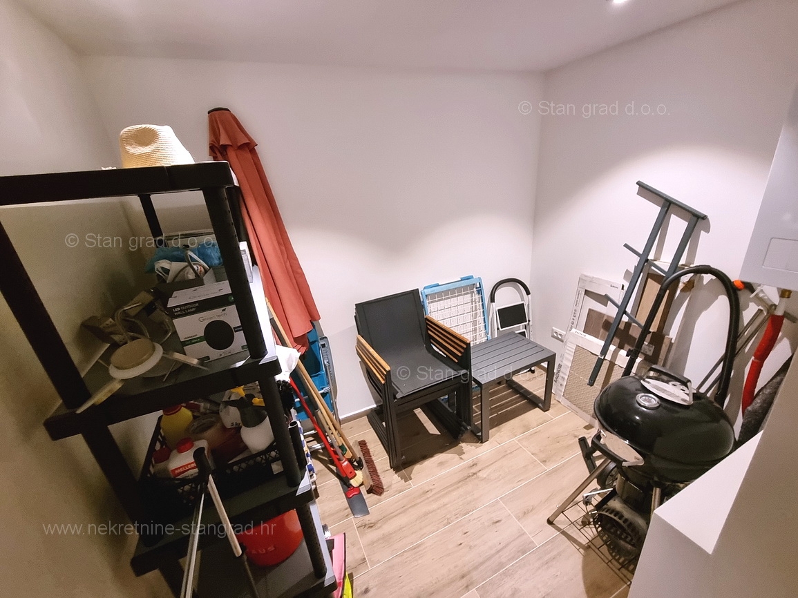 Njivice, dvonadstropni apartma z vrtom in bazenom!
