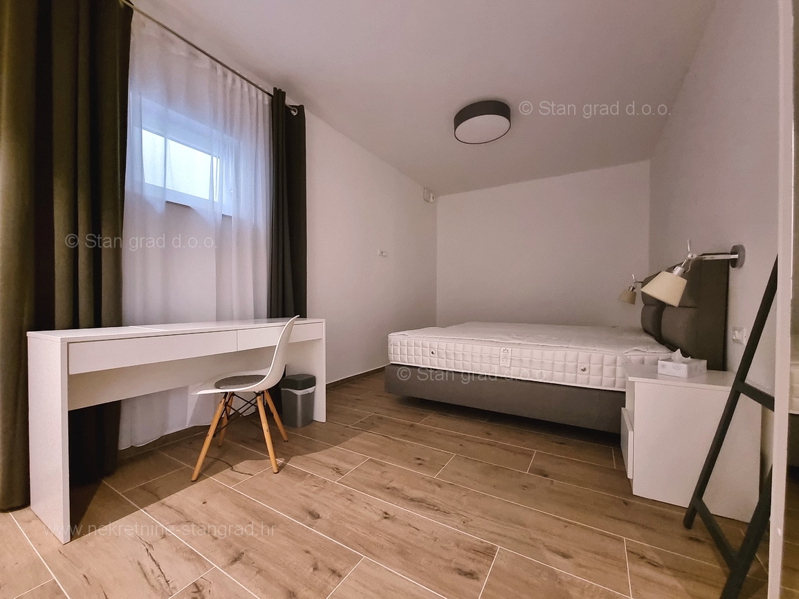 Njivice, dvonadstropni apartma z vrtom in bazenom!