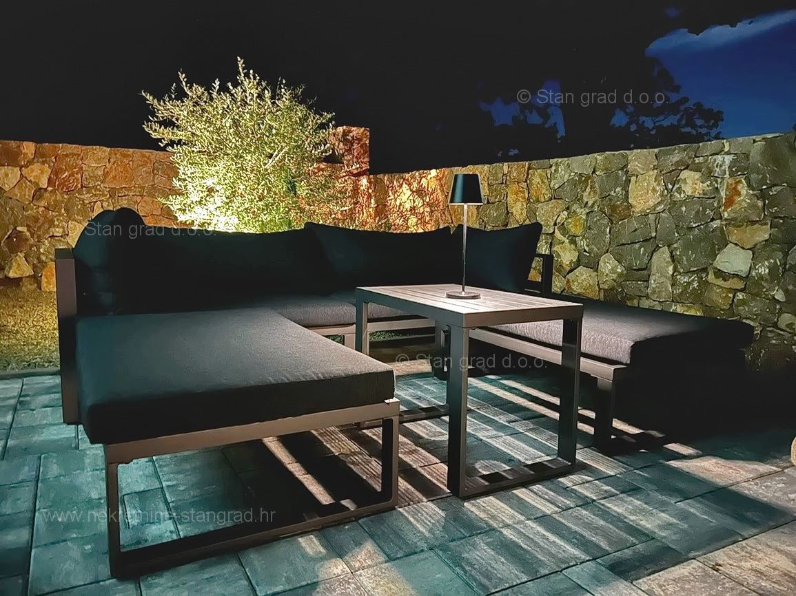 Njivice, dvonadstropni apartma z vrtom in bazenom!