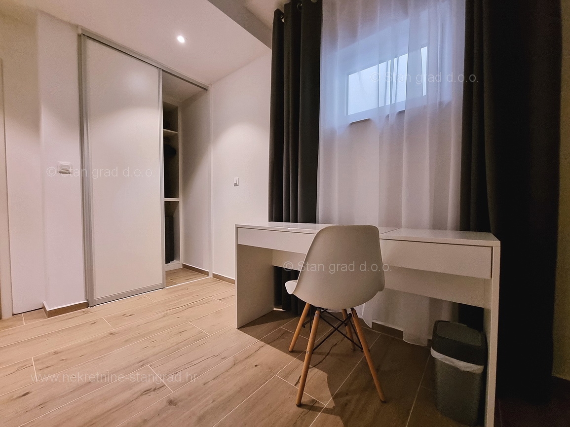 Njivice, dvonadstropni apartma z vrtom in bazenom!