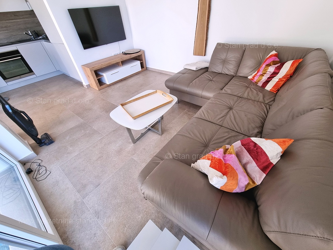 Njivice, dvonadstropni apartma z vrtom in bazenom!