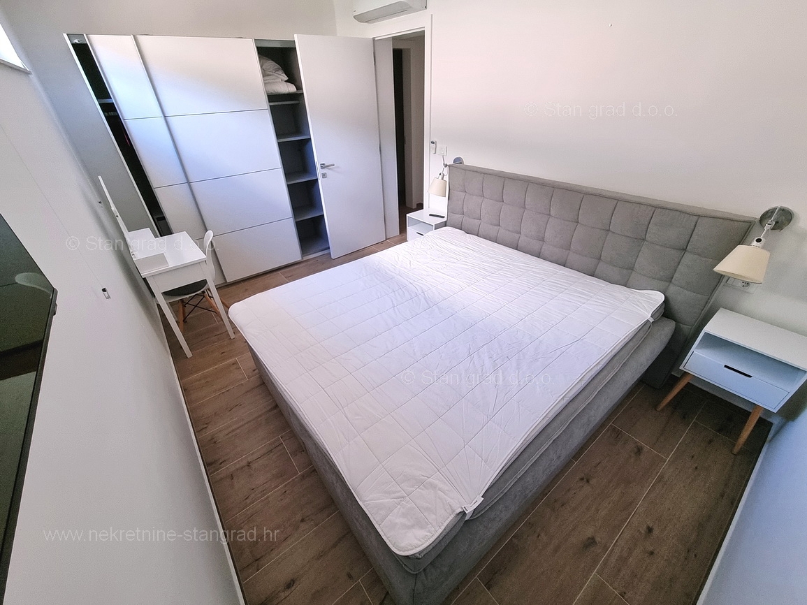 Njivice, dvonadstropni apartma z vrtom in bazenom!