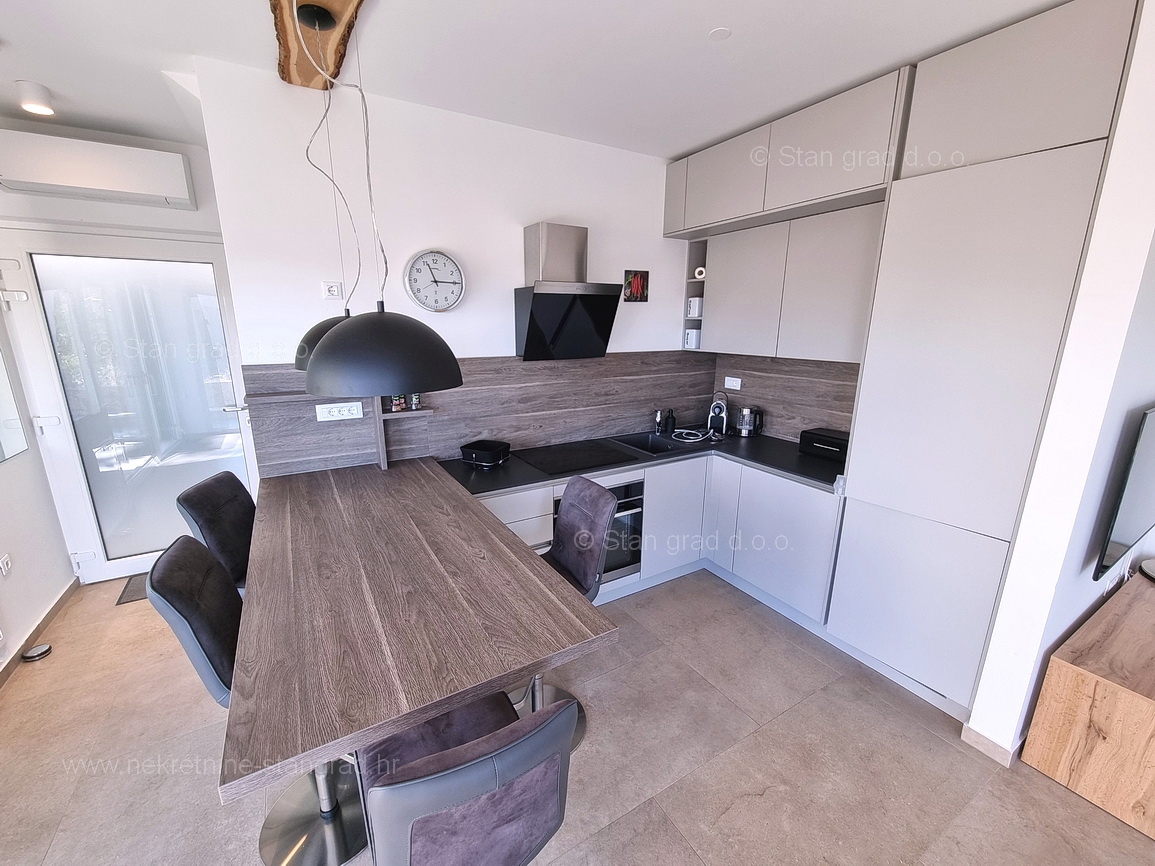 Njivice, dvonadstropni apartma z vrtom in bazenom!