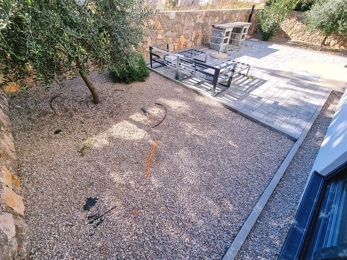 Njivice, dvonadstropni apartma z vrtom in bazenom!