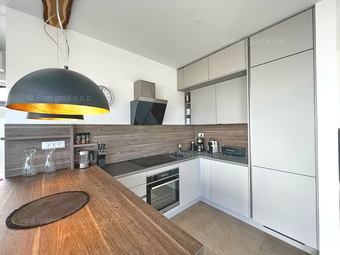 Njivice, dvonadstropni apartma z vrtom in bazenom!