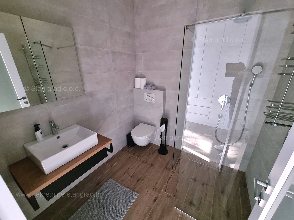 Njivice, dvonadstropni apartma z vrtom in bazenom!