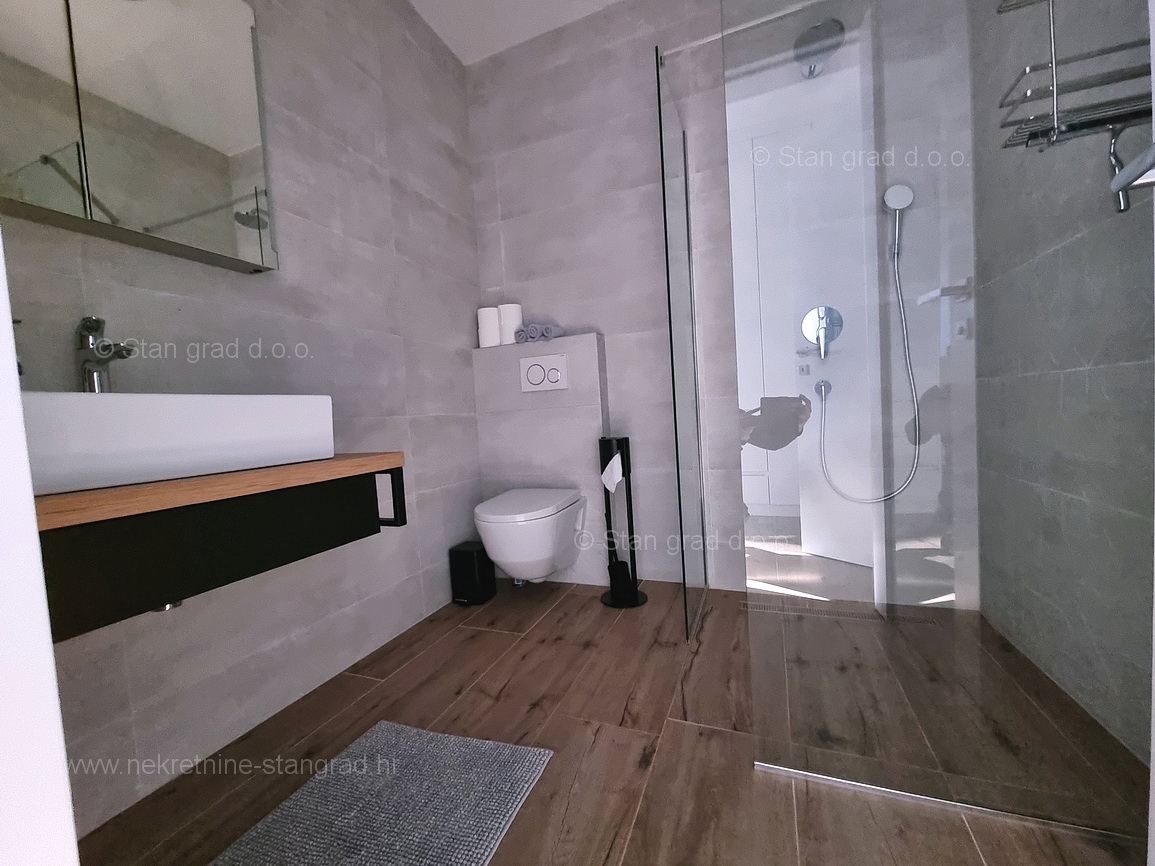Njivice, dvonadstropni apartma z vrtom in bazenom!