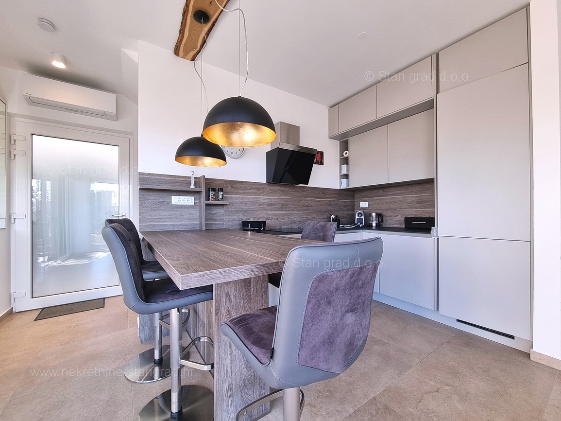 Njivice, dvonadstropni apartma z vrtom in bazenom!