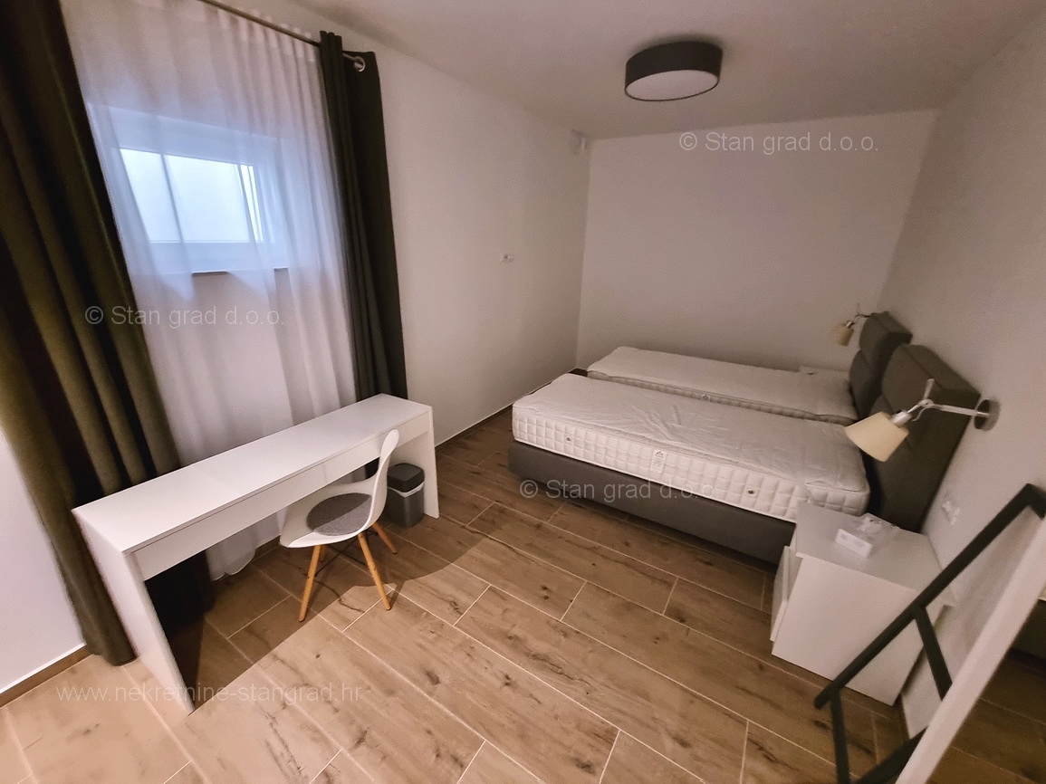 Njivice, dvonadstropni apartma z vrtom in bazenom!
