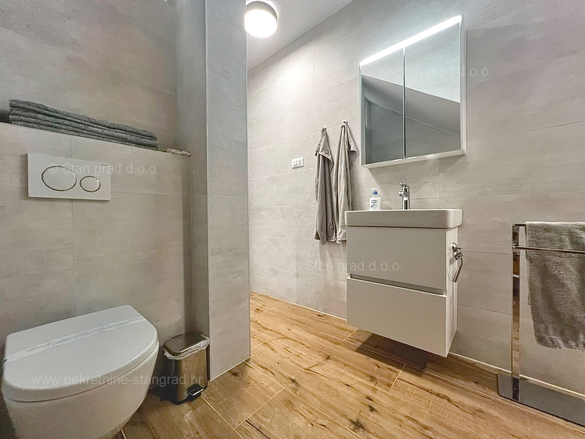 Njivice, dvonadstropni apartma z vrtom in bazenom!
